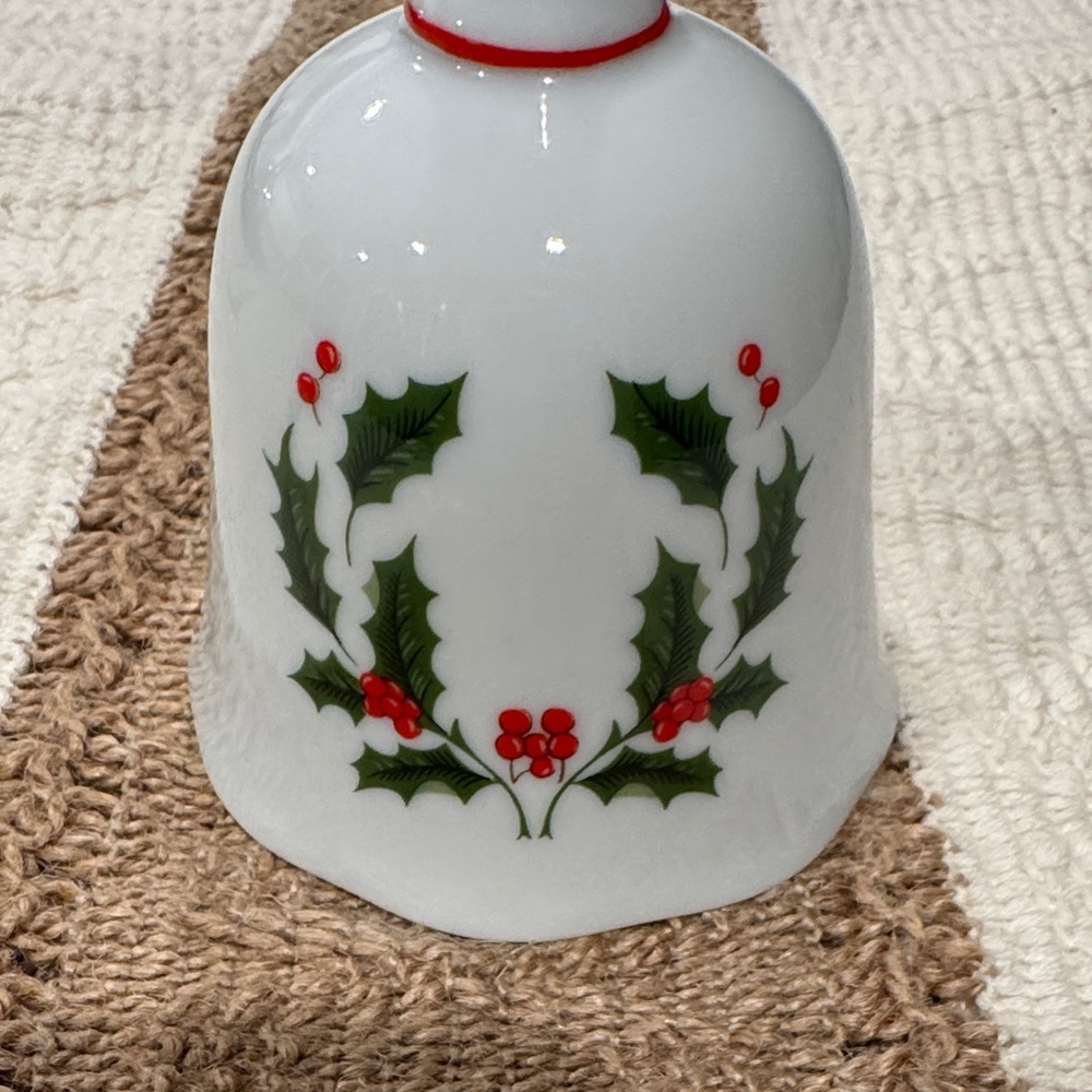 Fine Porcelain Christmas Festive White Dinner Bell With Holly Design Made Japan - Picture 2 of 4